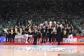 罗伯托·阿勒玛（Roberto Alomar）展现顶尖二垒防守，多次获得金手套