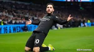 正随巴西在枪手基地训练，维尼修斯与多名阿森纳青训球员合影